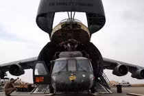 Tận mắt siêu máy bay C-5 Mỹ “há mồm, nuốt xe tăng”