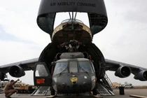 Tận mắt siêu máy bay C-5 Mỹ “há mồm, nuốt xe tăng”