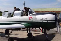 Ảnh QS ấn tượng tuần: phi công Mỹ tò mò Yak-52 Việt Nam