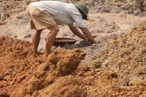 Dân Nghệ An kéo nhau đi ‘mót’ đá đỏ cầu may