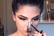 Xem blogger làm đẹp dùng dụng cụ nhà bếp trang điểm