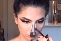 Xem blogger làm đẹp dùng dụng cụ nhà bếp trang điểm