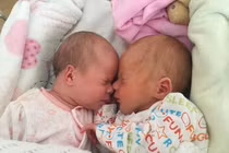 Cặp song sinh phải xét nghiệm HIV vì ăn nhầm sữa mẹ