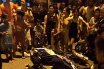 Giật Iphone 6, tên cướp bị cô gái quật ngã giữa đường 