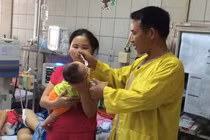 Con viêm phổi vì bố mẹ quấn chặt tránh giật mình