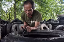 Chùm ảnh: Những người mổ lốp ôtô ở Quảng Ngãi