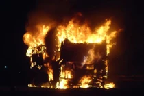 Xe khách bốc cháy trên quốc lộ 1A, hàng chục người thoát nạn