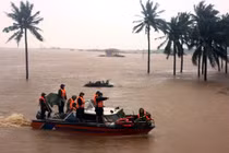 QĐND Việt Nam "tả xung hữu đột" cứu dân trong lũ dữ