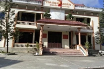 Cán bộ tòa án tụ tập ăn kem, dân chờ dài cổ