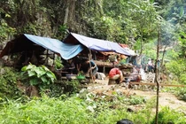 Ảnh: Hàng trăm người cố tiếp cận 3 phu vàng mắc kẹt