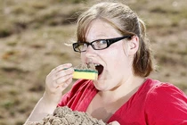 Bà bầu nghiện ăn bọt biển và cát