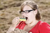 Bà bầu nghiện ăn bọt biển và cát