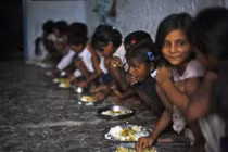 Xót lòng xem trẻ em Ấn Độ trong bữa ăn miễn phí