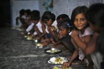 Xót lòng xem trẻ em Ấn Độ trong bữa ăn miễn phí