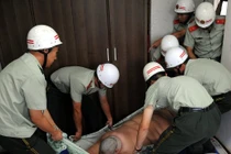 Ảnh: Nhân viên cứu hộ đưa chàng trai béo phì đi tắm