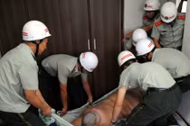 Ảnh: Nhân viên cứu hộ đưa chàng trai béo phì đi tắm