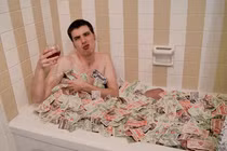 Tắm bồn với tiền, đồ ăn có 1-0-2 trên thế giới