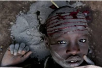 Hãi hùng những tập tục văn hóa xâu, đục cơ thể