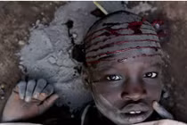 Hãi hùng những tập tục văn hóa xâu, đục cơ thể