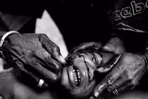 Hãi hùng nghi lễ rạch mặt tứa máu