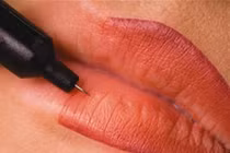 Zoom cận cảnh phun, xăm môi làm đẹp