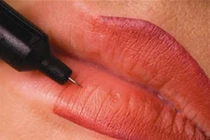 Zoom cận cảnh phun, xăm môi làm đẹp