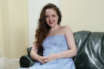 Đáng thương cô gái xinh đẹp “hóa đá“