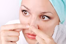 Tẩy da, nặn mụn... quá nhiều khiến bạn già trước tuổi