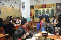 Khám phá nhà hàng đặc biệt phong cách lớp học