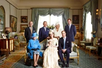 Những bức ảnh đầu tiên về bốn thế hệ Hoàng gia Anh