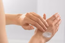 Mách khéo giữ bàn tay mềm mịn ngày thu đông