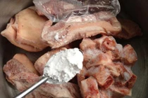 Kinh hãi hầm thức ăn bằng... chất tẩy