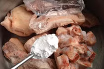 Kinh hãi hầm thức ăn bằng... chất tẩy