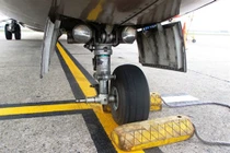 Cận cảnh chiếc lốp máy bay ATR72 rơi