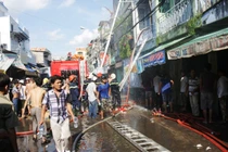 Cháy cơ sở kinh doanh kẹo Dừa sau lưng chợ Bình Tây