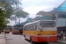 Buýt nhái “đại náo” Hà Nội, ăn đòn vì... chê xe buýt chật?