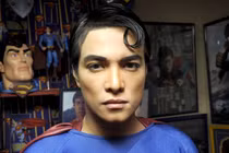 Phẫu thuật thẩm mỹ 13 lần để giống... siêu nhân