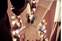 Teen liều mình với hình xăm dán