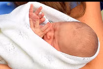 Cử chỉ đầu đời đáng yêu của hoàng tử bé nước Anh