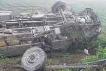Xe tải lao xuống vực, 2 người chết thảm