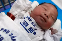 Xem bé sơ sinh chào đời (3)