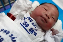 Xem bé sơ sinh chào đời (3)