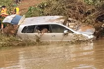 Tìm thấy xe 7 chỗ bị lũ cuốn trôi ở Nghệ An