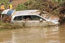 Tìm thấy xe 7 chỗ bị lũ cuốn trôi ở Nghệ An