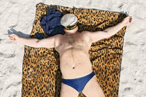 Mọi tư thế hài hước khi tắm nắng