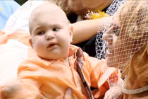 Con 2 tuổi sắp qua đời làm phù rể cho bố