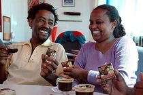 Uống cà phê được khuyến mại... bao cao su