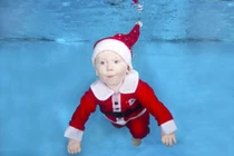 Những em bé Noel đáng yêu dưới nước