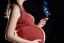 Mẹ hút thuốc, con có não nhỏ