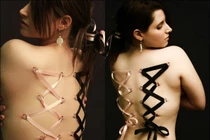 Kinh dị mốt làm đẹp xỏ móc sắt xuyên da thịt